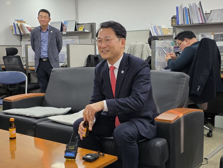 [인천=뉴시스] 전예준기자 = 신재경 신임 인천시 글로벌도시정무부시장이 15일 인천시청 기자실을 찾아 기자들과 간담회를 하고 있다. 2025.12.15. kok@newsis.com *재판매 및 DB 금지