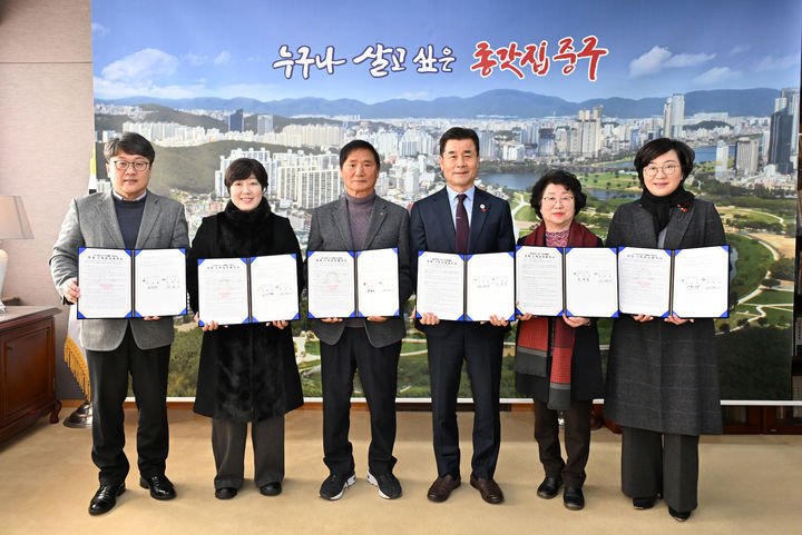 [울산=뉴시스] 구미현 기자 = 울산시 중구와 사회복지법인·시설 5곳이 노인일자리 및 사회활동 지원사업 위수탁 계약을 체결했다. 2025.12.15. (사진=울산시 중구 제공) photo@newsis.com *재판매 및 DB 금지