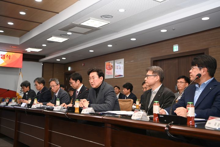 [원주=뉴시스] 원주형 통합 기업지원협의체 업무협약 및 출범식에서 원강수 시장(왼쪽에서 다섯번째) 협력을 약속하고 있다. (사진=원주시 제공)2025.12.15.photo@newsis.com *재판매 및 DB 금지