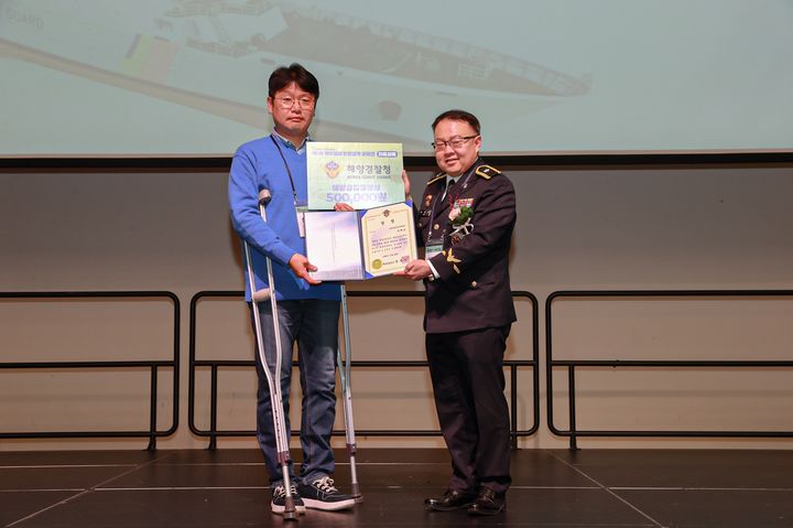 [인천=뉴시스] 인하공업전문대학 조선기계공학과 신채오(왼쪽) 학생이 제6회 해양경찰 함정 설계 공모전에서 자유과제 부문 우수상을 받고 기념사진을 촬영하고 있다. (사진=인하공전 제공) 2025.12.15. photo@newsis.com *재판매 및 DB 금지