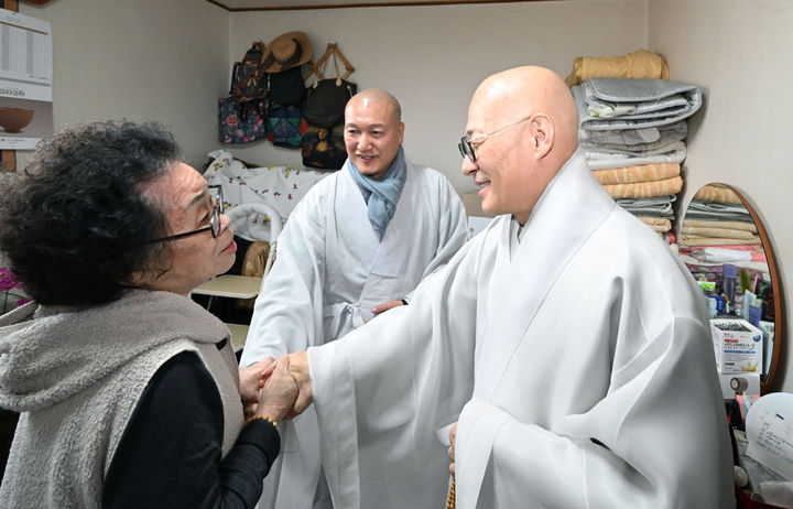 [서울=뉴시스] 12일 서울 종로구 계동·원서동 일대의 에너지 취약계층 가정을 직접 방문해 난방키트를 전달하고 안부를 전하는 대한불교조계종 아름다운동행 이사장이자 조계종 총무원장 진우스님 (오른쪽) (사진=대한불교조계종 제공) 2025.12.15. photo@nerwsis.com *재판매 및 DB 금지