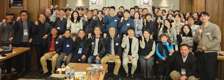 [공주=뉴시스] 국립공주대 산학협력 '창업콘 3번째 네트워킹' 참석자들 기념촬영. (사진=국립공주대 제공) 2025.12.15. photo@newsis.com *재판매 및 DB 금지