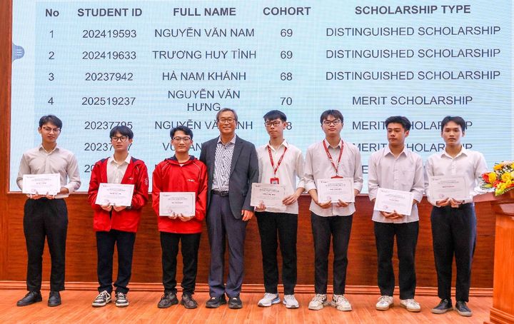 [대전=뉴시스] 충남대 신소재공학과 윤순길 명예교수와 베트남 대학생들. (사진=충남대 제공) 2025.12.15. photo@newsis.com *재판매 및 DB 금지