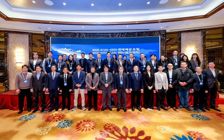 [부산=뉴시스] 10일 중국 상하이 밀레니엄 홍차오호텔에서 한국해양수산개발원(KMI)과 상하이국제해운연구중심(SISI)의 공동 국제해운포럼이 진행되고 있다. (사진=KMI 제공) 2025.12.10. photo@newsis.com *재판매 및 DB 금지