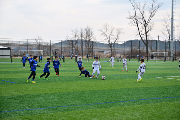 [속초=뉴시스] 속초시에서 전지훈련 중인 축구단 모습.(사진=속초시 제공)photo@newsis.com *재판매 및 DB 금지