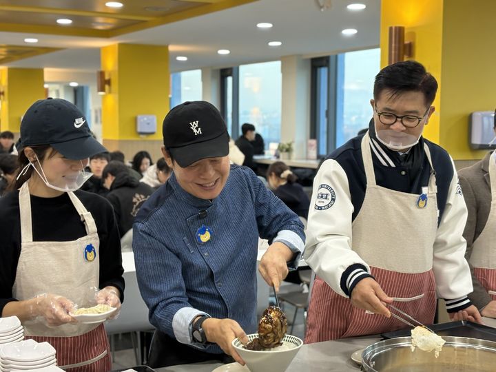 [서울=뉴시스] 권민지 수습기자= 이연복 셰프가(왼쪽)가 15일 오전 한양대학교 '천원의 아침밥' 행사에서 짜장을 직접 배식하고 있다. 2025.12.15 *재판매 및 DB 금지
