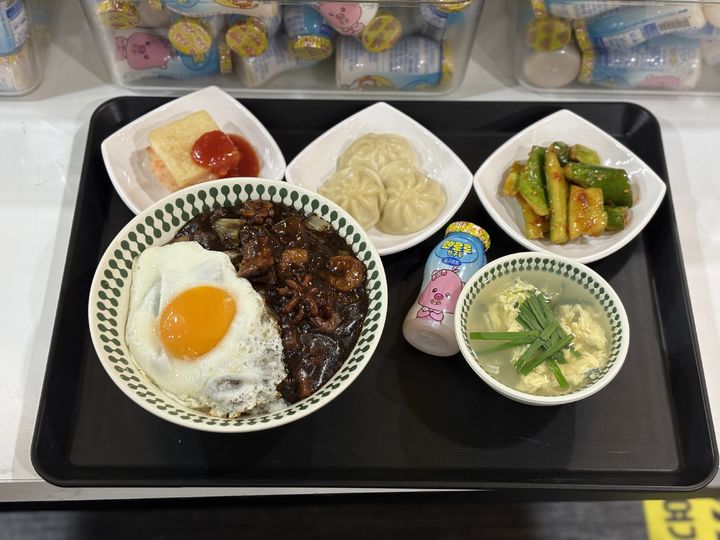 [서울=뉴시스] 권민지 수습기자= 이연복 셰프가 15일 오전 한양대학교 '천원의 아침밥'으로 구성한 메뉴. 2025.12.15 *재판매 및 DB 금지