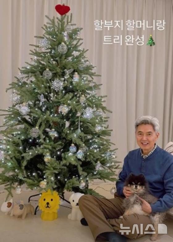 [서울=뉴시스] 가수 겸 배우 성유리가 아버지의 근황을 공개했다. 2025.12.15. (사진 = 성유리 인스타그램 캡처) photo@newsis.com *재판매 및 DB 금지