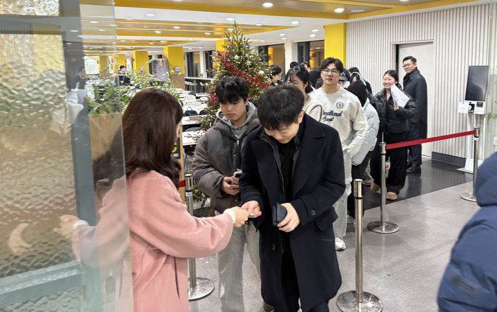 [서울=뉴시스] 권민지 수습 기자= 한양대학교 학생들이 15일 오전 천원의 아침밥 번호표를 받기 위해 줄을 서 있다. 2025.12.15 *재판매 및 DB 금지