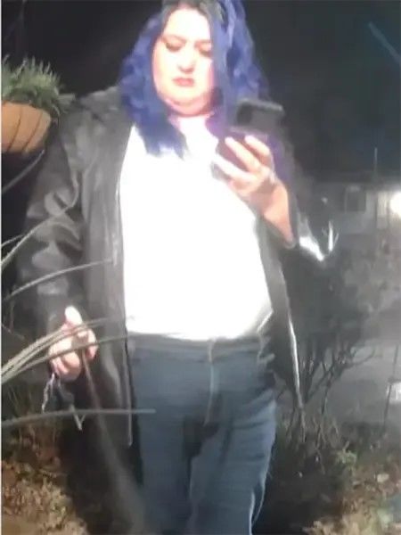 [뉴시스] 배달원이 배달 음식에 정체불명의 스프레이를 뿌리는 모습. (사진=페이스북) 2025.12.15 *재판매 및 DB 금지