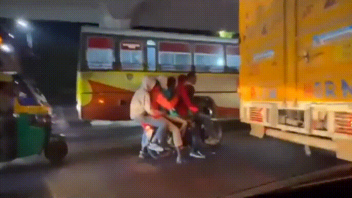 [뉴시스]인도 델리에서 6명의 청소년들이 오토바이 한 대에 올라타 도로를 주행 중이다. (영상 = @sarviind X 갈무리) *재판매 및 DB 금지