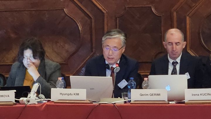 [서울=뉴시스] 김형두 헌법재판관이 세계 헌법재판기관 협의체인 베니스위원회 차별금지소위원회(Sub-Commission on Non-discrimination) 부의장에 선출됐다고 헌법재판소가 15일 밝혔다. 사진은 지난 11~13일 베니스위원회 정기총회에 참석한 김 재판관. (사진=헌법재판소 제공). photo@newsis.com *재판매 및 DB 금지