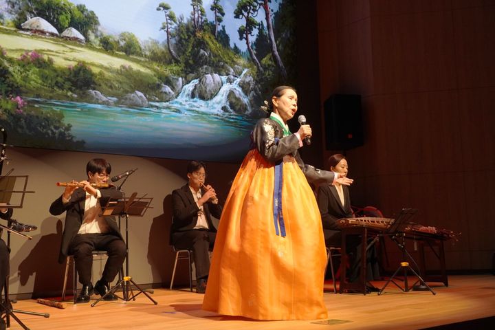 [서울=뉴시스] 한독은 지난 12일 서울 마곡에 위치한 한독퓨처콤플렉스 이노베이션홀에서 인간문화재 지킴이 나눔공연 '얼쑤 크리스마스-치유의 가락'을 개최했다고 15일 밝혔다. (사진=한독 제공) 2025.12.15. photo@newsis.com *재판매 및 DB 금지