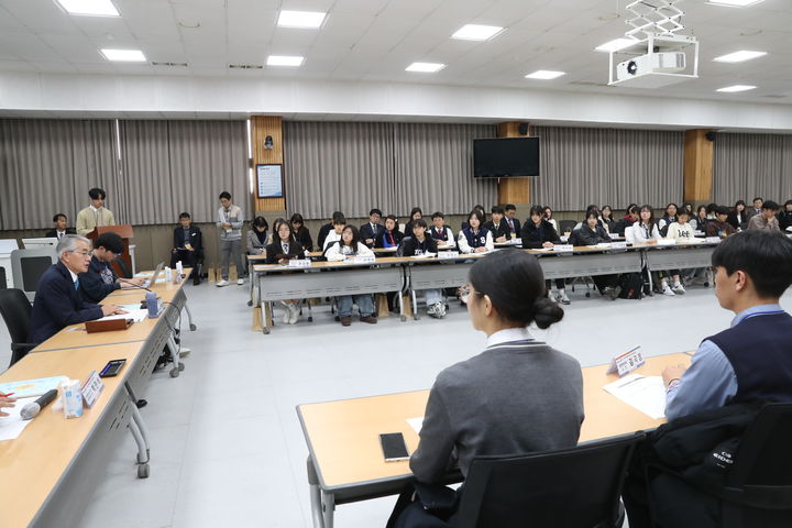 [창원=뉴시스]본청 본관 2층 강당에서 박종훈 교육감 등이 2025년 학생의회 의장단 교육감과의 대화를 진행하는 모습. (사진=경남교육청 제공) 2025.12.15.photo@newsis.com *재판매 및 DB 금지