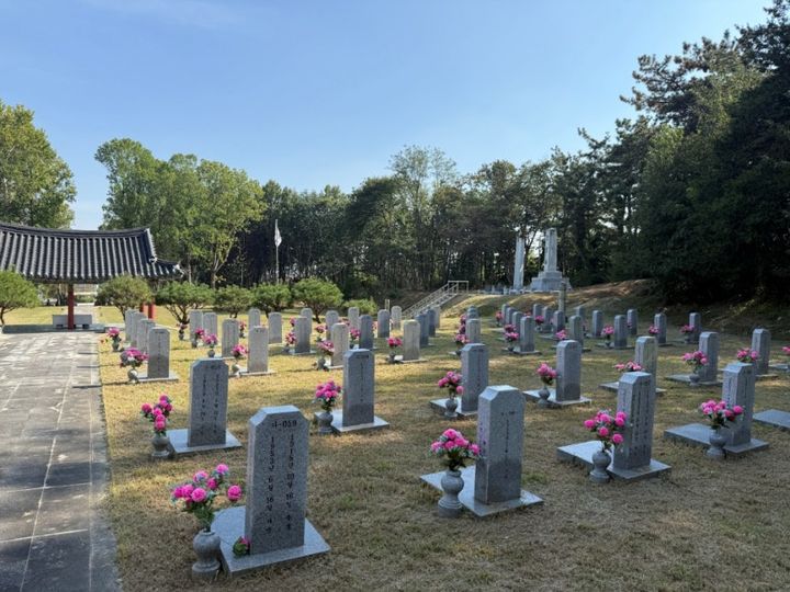 [서울=뉴시스] 전북 익산시 팔봉군경묘지. (사진=국가보훈부 제공) 2025.12.15. photo@newsis.com *재판매 및 DB 금지