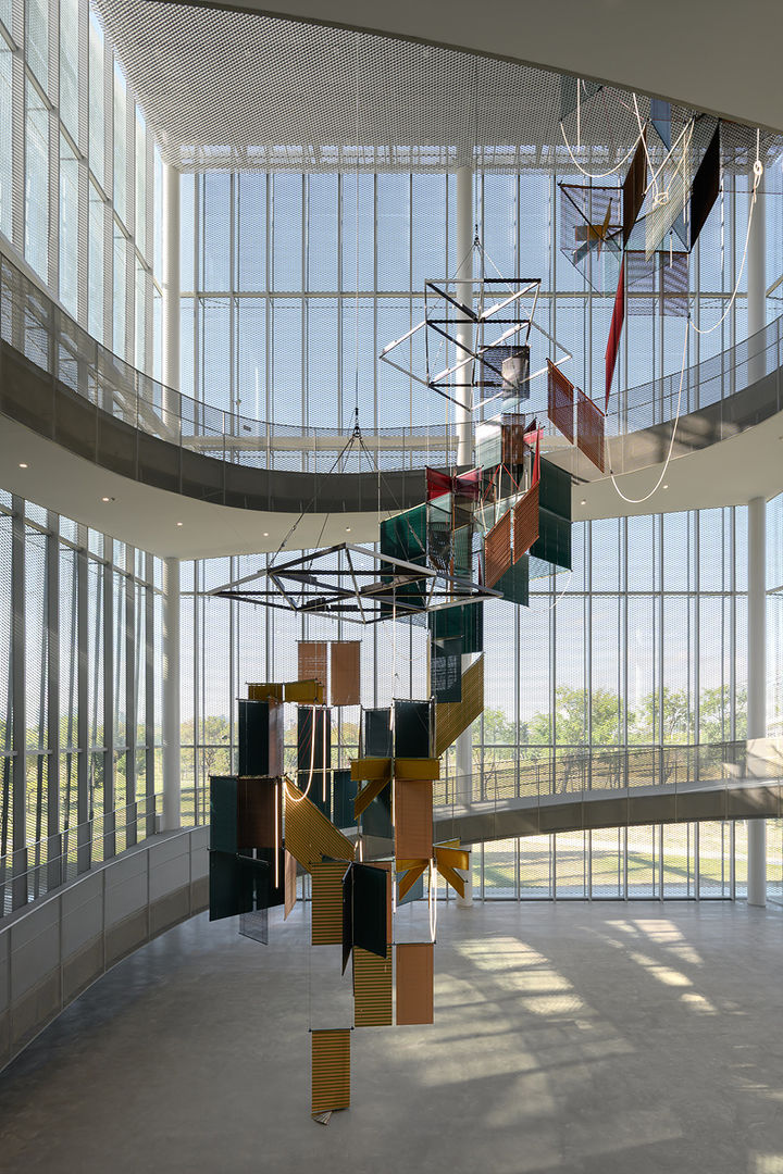 〈유동 봉헌 – 삼합 나무 그늘Liquid Votive – Tree Shade Triad〉2025 Aluminum venetian blinds, powder-coated aluminum hanging structure, steel wire rope, LED tubes, laser lighting, SMPS, wireless module, cable 2,362 x 1,086 x 1,086 cm 사진: ANPIS FOTO Courtesy of the artist 이미지 제공: 국제갤러리 *재판매 및 DB 금지