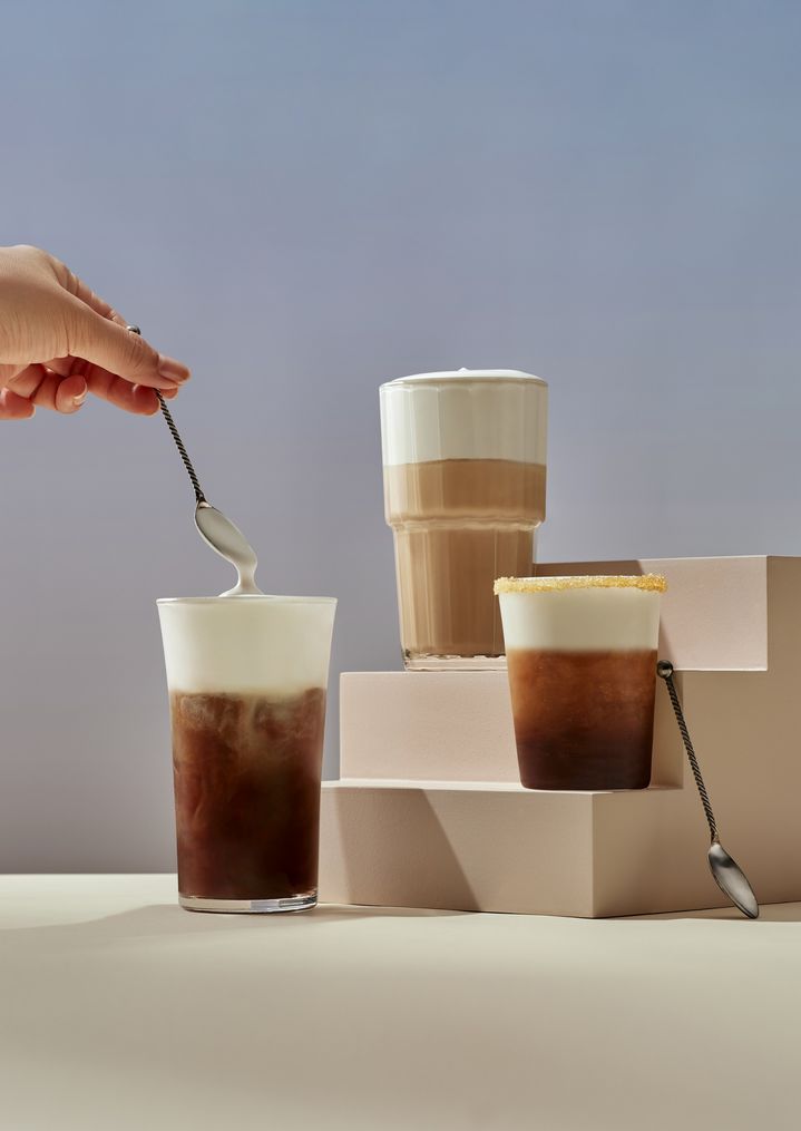 [서울=뉴시스] 투썸 2.0 시그니처 ‘크림 탑’ 커피 메뉴 (사진=투썸플레이스 제공) 2025.12.15. photo@newsis.com *재판매 및 DB 금지