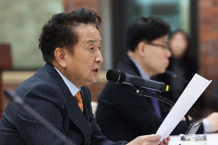 김영환 충북지사가 15일 청주시 상당구 문화동 충북도청 대회의실에서 확대간부회의를 주재하고 있다. (사진=충북도 제공) *재판매 및 DB 금지