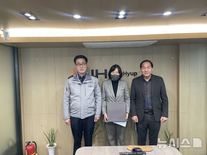 청도경찰서, 보이스피싱 피해 예방한 농협 직원에게 포상금과 기념품 수여 (사진=청도경찰서 제공) *재판매 및 DB 금지