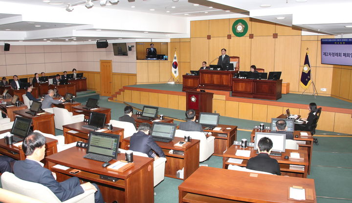 [정읍=뉴시스]15일 열린 정읍시의회의 제308회 제2차 정례회 제5차 본회의, 박일 의장이 폐회를 선언하고 있다. *재판매 및 DB 금지