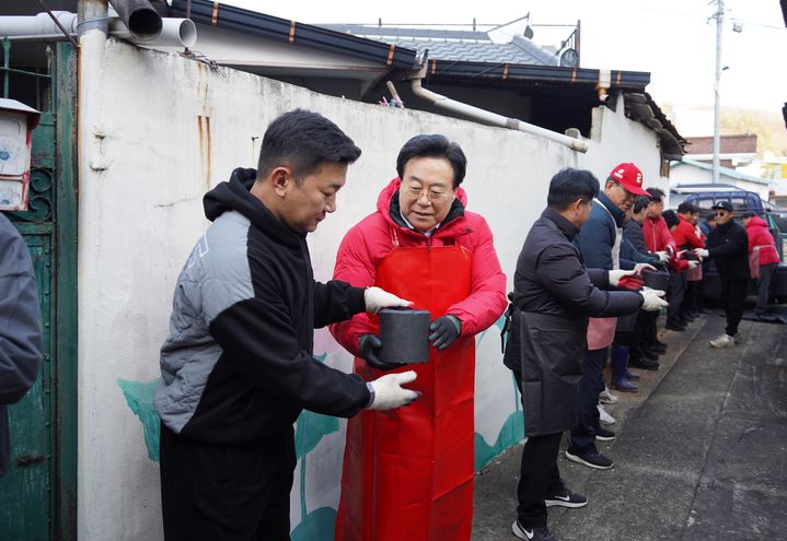 [밀양=뉴시스] 국민의힘 박상웅 의원과 지역 정치권, 당원협의회 관계자 등이 밀양시 가곡동 일원에서 사랑의 연탄 나눔 봉사활동을 하고 있다. (사진=밀양시 제공) 2025.12.15. photo@newsis.com *재판매 및 DB 금지