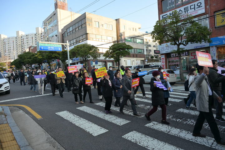 [여수=뉴시스] 15일 '여수MBC 순천 이전 반대 범시민 대책위원회'가 여수MBC순천이전 반대 를 외치며 시가행진 하고 있다. (사진=여수시 제공) 2025.12.15. photo@newsis.com *재판매 및 DB 금지