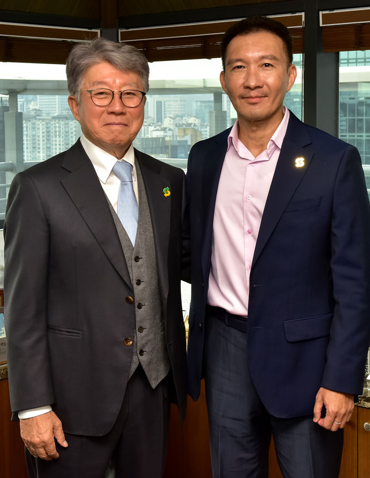 [서울=뉴시스] 오광현 청오DPK 회장과 조셉슈 써브웨이 아시아태평양 지역 사장이 마스터 프랜차이즈 계약을 체결하고 기념 촬영을 하고 있다.(사진=청오SW 제공) *재판매 및 DB 금지