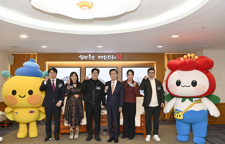 [홍성=뉴시스] 김태흠 충남지사가 15일 도청 접견실에서 2026 태안국제원예치유박람회 홍보활동에 앞장서게 될 홍보대사들에게 위촉장을 전달한 후 기념촬영을 하고 있다. (사진=충남도 제공) 2025.12.15 photo@newsis.com   *재판매 및 DB 금지