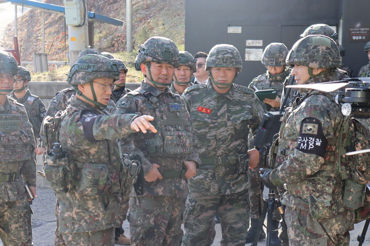 [서울=뉴시스] 진영승 합참의장이 15일 육군22사 GOP대대를 방문해 작전태세를 점검하고 있다. (사진=합동참모본부 제공) 2025.12.15. photo@newsis.com *재판매 및 DB 금지