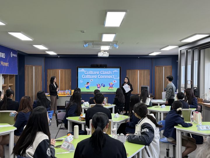 [거제=뉴시스] 신정철 기자= 경남 거제시의 자매도시인 일본 야메시의 미사키중학교 학생교류단이 지난 11일부터 13일까지 2박 3일간의 일정으로 거제시를 방문, 청소년 교류 및 체험 일정을 진행했다고 15일 밝혔다.사진은 지난 12일, 장목예술중학교에서 한·일 청소년 교류활동이 진행되고 있다.(사진=거제시 제공).2025.12.15. photo@newsis.com *재판매 및 DB 금지