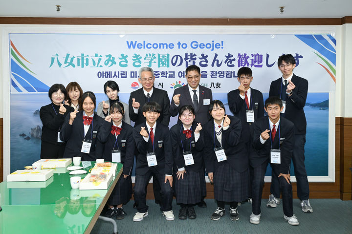 [거제=뉴시스] 신정철 기자= 경남 거제시의 자매도시인 일본 야메시의 미사키중학교 학생교류단이 지난 11일부터 13일까지 2박 3일간의 일정으로 거제시를 방문, 청소년 교류 및 체험 일정을 진행했다고 15일 밝혔다.사진은 지난 11일, 11명의 일본미사키중학교 학생교류단이 거제시청에서 환담회를 통해 양 도시 간 지속적인 우호협력 의지를 다지고 기념 사진을 촬영하고 있다.(사진=거제시 제공).2025.12.15. photo@newsis.com *재판매 및 DB 금지