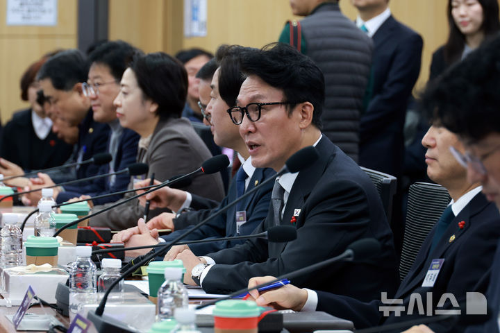 [서울=뉴시스] 고승민 기자 = 김민석 국무총리가 15일 서울 여의도 국회 의원회관에서 열린 K-방산 리더스 포럼에서 인사말을 하고 있다. 2025.12.15. kkssmm99@newsis.com