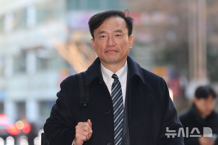 [과천=뉴시스] 권창회 기자 = 김종철 방송미디어통신위원회 위원장 후보자가 15일 오전 경기 과천시 인사청문회 준비 사무실로 출근하고 있다. 2025.12.15. kch0523@newsis.com