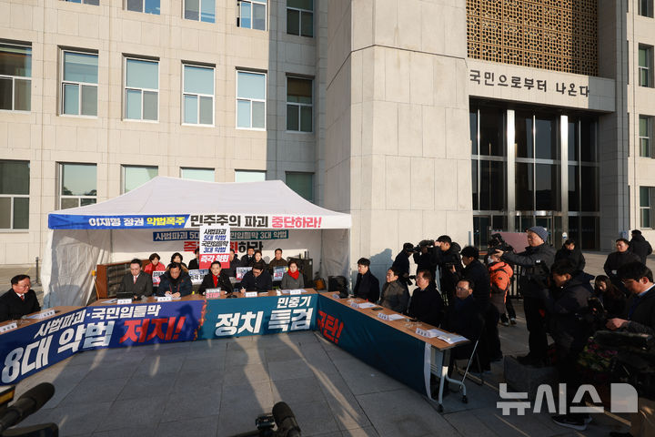 [서울=뉴시스] 고승민 기자 = 장동혁 국민의힘 대표가 15일 서울 여의도 국회 본관에 마련된 천막에서 열린 최고위원회의에서 발언하고 있다. 2025.12.15. kkssmm99@newsis.com