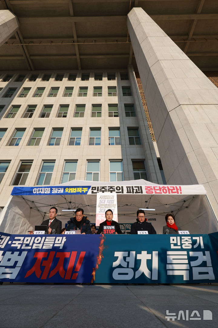 [서울=뉴시스] 고승민 기자 = 장동혁 국민의힘 대표가 15일 서울 여의도 국회 본관에 마련된 천막에서 열린 최고위원회의에서 발언하고 있다. 2025.12.15. kkssmm99@newsis.com