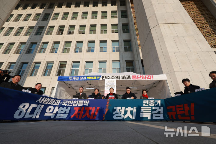 [서울=뉴시스] 고승민 기자 = 장동혁 국민의힘 대표가 15일 서울 여의도 국회 본관에 마련된 천막에서 열린 최고위원회의에서 발언하고 있다. 2025.12.15. kkssmm99@newsis.com