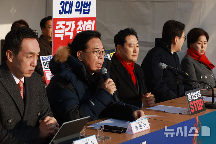 [서울=뉴시스] 고승민 기자 = 송언석 국민의힘 원내대표가 15일 서울 여의도 국회 본관에 마련된 천막에서 열린 최고위원회의에서 발언하고 있다. 2025.12.15. kkssmm99@newsis.com