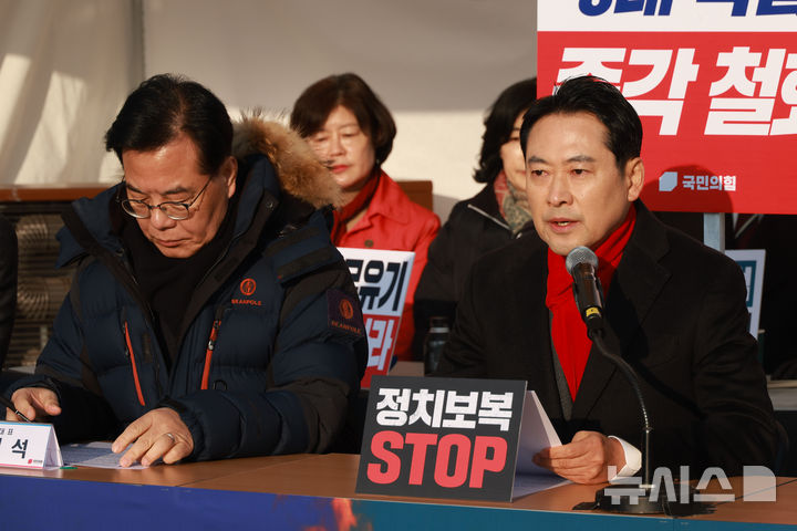 [서울=뉴시스] 고승민 기자 = 장동혁 국민의힘 대표가 15일 서울 여의도 국회 본관에 마련된 천막에서 열린 최고위원회의에서 발언하고 있다. 2025.12.15. kkssmm99@newsis.com