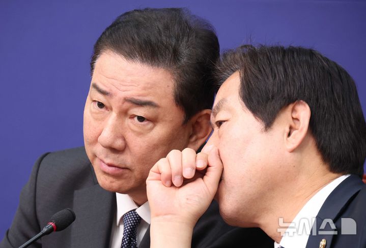 [서울=뉴시스] 조성봉 기자 = 김병기 더불어민주당 원내대표가 지난 5일 오전 서울 여의도 국회에서 열린 최고위원회의에서 황명선 최고위원과 대화를 하고 있다. 2025.12.16. suncho21@newsis.com