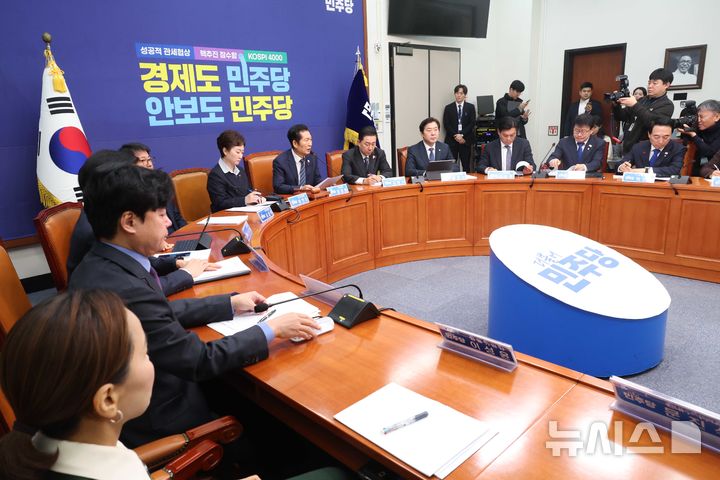 [서울=뉴시스] 조성봉 기자 = 정청래 더불어민주당 대표가 15일 오전 서울 여의도 국회에서 열린 최고위원회의에서 발언을 하고 있다. 2025.12.15. suncho21@newsis.com