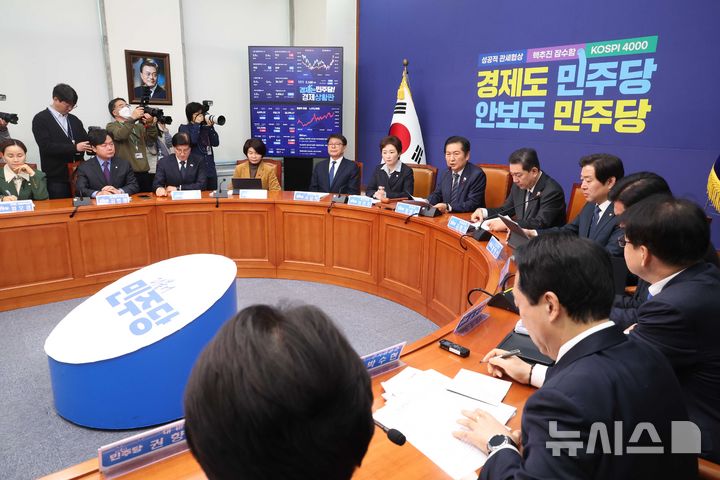 [서울=뉴시스] 조성봉 기자 = 정청래 더불어민주당 대표가 15일 오전 서울 여의도 국회에서 열린 최고위원회의에서 발언을 하고 있다. 2025.12.15. suncho21@newsis.com