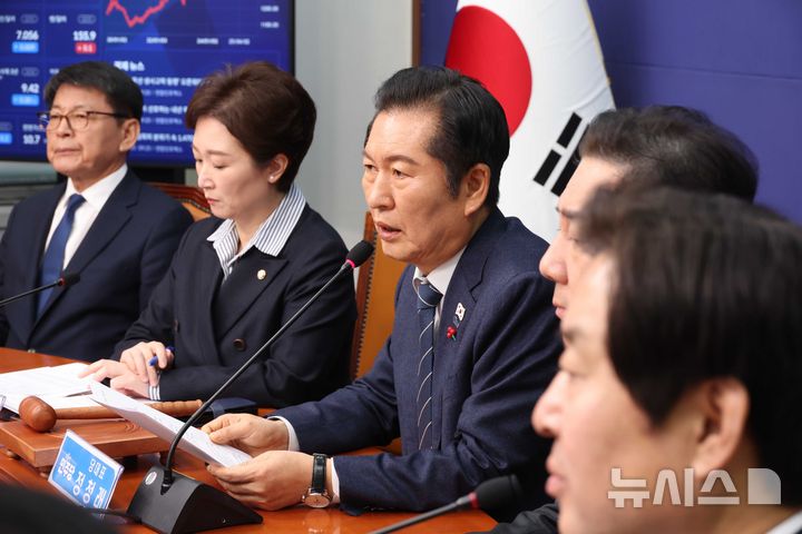 [서울=뉴시스] 조성봉 기자 = 정청래 더불어민주당 대표가 15일 오전 서울 여의도 국회에서 열린 최고위원회의에서 발언을 하고 있다. 2025.12.15. suncho21@newsis.com