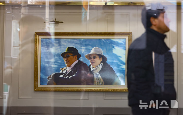 [서울=뉴시스] 황준선 기자 = 정치권의 통일교 금품 수수 의혹을 수사하는 경찰이 통일교 가평 천정궁 등 10곳에 대한 압수수색에 돌입한 15일 오전 서울 용산구 세계평화통일가정연합 본부의 모습. 2025.12.15. hwang@newsis.com