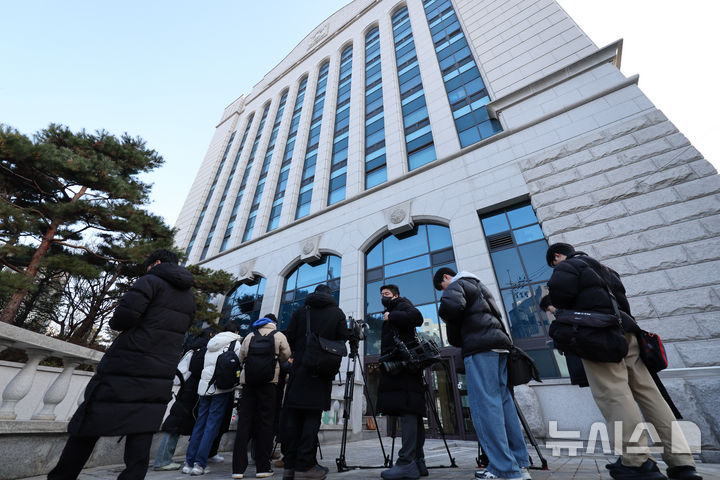 [서울=뉴시스] 황준선 기자 = 정치권의 통일교 금품 수수 의혹을 수사하는 경찰이 통일교 가평 천정궁 등 10곳에 대한 압수수색에 돌입한 15일 오전 서울 용산구 세계평화통일가정연합 본부에 취재진이 대기하고 있다. 2025.12.15. hwang@newsis.com