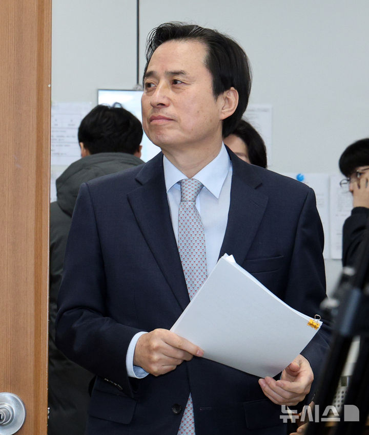 [서울=뉴시스] 이영환 기자 = 조은석 내란특검이 15일 오전 서울 서초구 서울고등검찰청에 마련된 내란특검에서 열린 12·3 비상계엄 관련 내란·외환 혐의 수사 결과를 발표에 참석하고 있다. (공동취재) 2025.12.15. photo@newsis.com