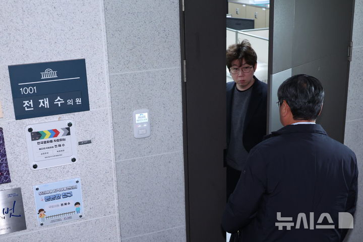 [서울=뉴시스] 김금보 기자 = 경찰이 통일교 금품 수수 의혹 관련자들에 대한 강제수사에 나섰다. 15일 압수수색영장 집행 시도 중인 서울 여의도 국회 의원회관 전재수 더불어민주당 의원실로 법률대리인이 들어가고 있다. 2025.12.15. kgb@newsis.com