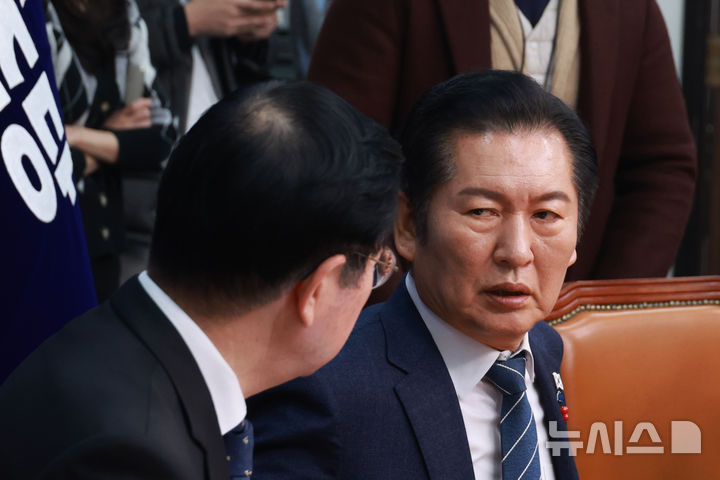 [서울=뉴시스] 고승민 기자 = 정청래 더불어민주당 대표가 15일 서울 여의도 국회에서 열린 제4차 중앙위원회의에서 민홍철 위원장과 대화하고 있다. 2025.12.15. kkssmm99@newsis.com