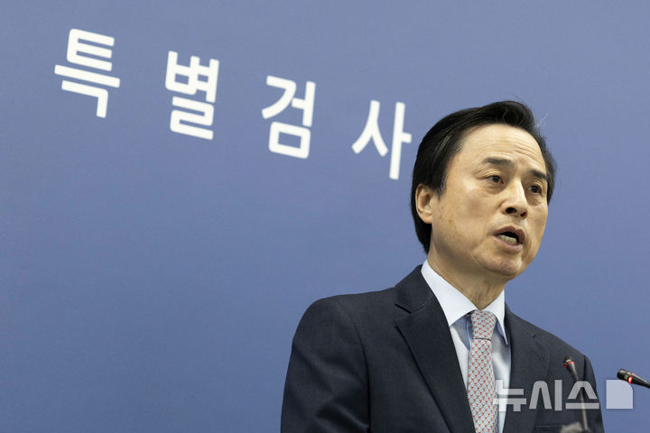 [서울=뉴시스] 이영환 기자 = 내란특검(특별검사 조은석)은 서울중앙지법이 "재판권이 군사법원에 있다"며 중앙지역군사법원으로 이송한 사건을 내란전담재판부가 심리할 수 있도록 이첩해줄 것을 요청했다고 3일 밝혔다. 사진은 조은석 내란특검. (공동취재) 2026.04.03. photo@newsis.com