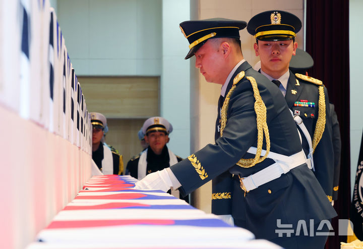 [서울=뉴시스] 배훈식 기자 = 15일 오전 서울 동작구 국립서울현충원에서 열린 2025년 6.25 전사자 합동봉안식에서 국군이 전사자 신위를 봉송하고 있다. 2025.12.15. dahora83@newsis.com