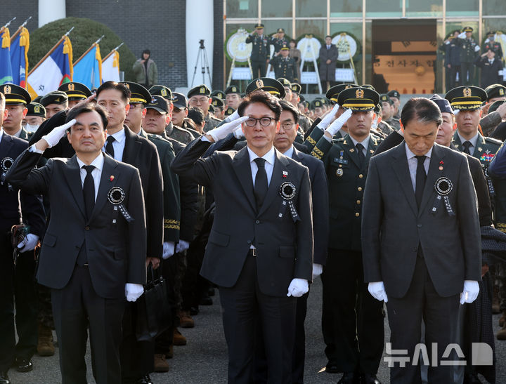[서울=뉴시스] 배훈식 기자 = 김민석 국무총리가 15일 오전 서울 동작구 국립서울현충원에서 열린 2025년 6.25 전사자 합동봉안식에서 전사자 신위 봉송 행렬을 향해 경례하고 있다. 왼쪽부터 안규백 국방부 장관, 김 총리, 권오을 국가보훈부 장관. 2025.12.15. dahora83@newsis.com